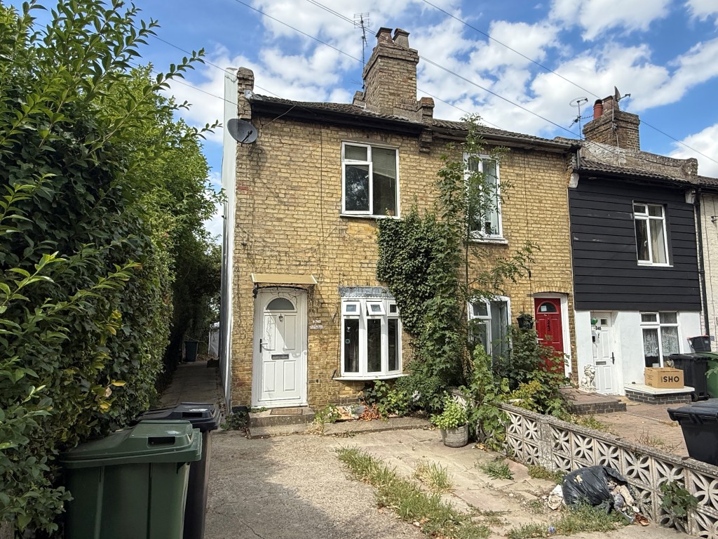Lot: 221 - END-TERRACE HOUSE FOR REPAIR - End-terrace house
